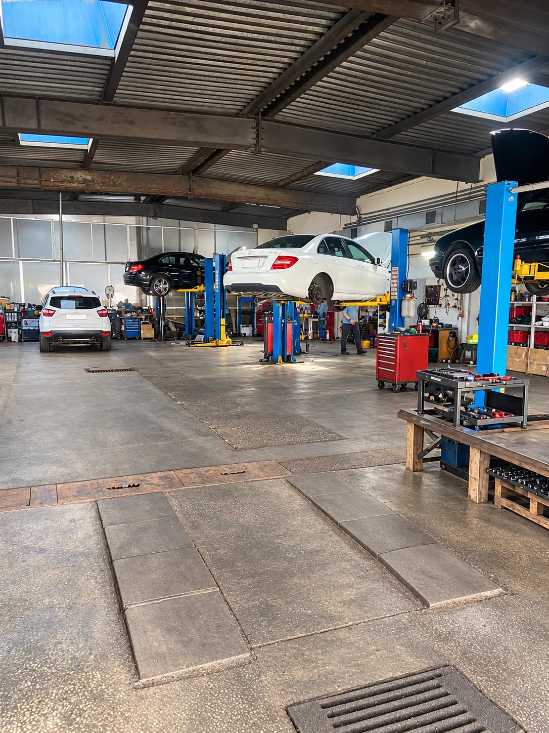 Рабочие будни в цехе BestAutoService — автомобили на подъёмниках